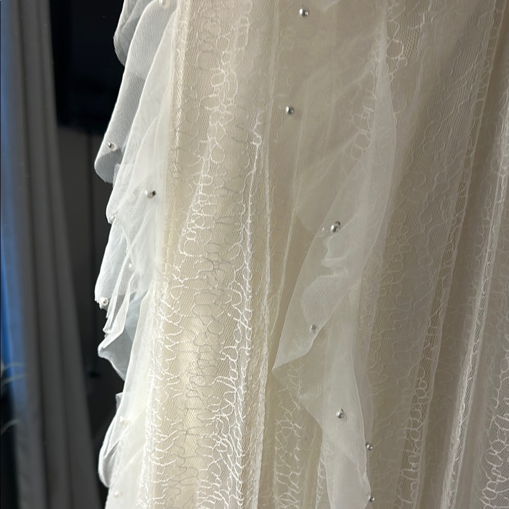 Iconic Grace Loves Lace Wedding Gown - Picture 6 of 13